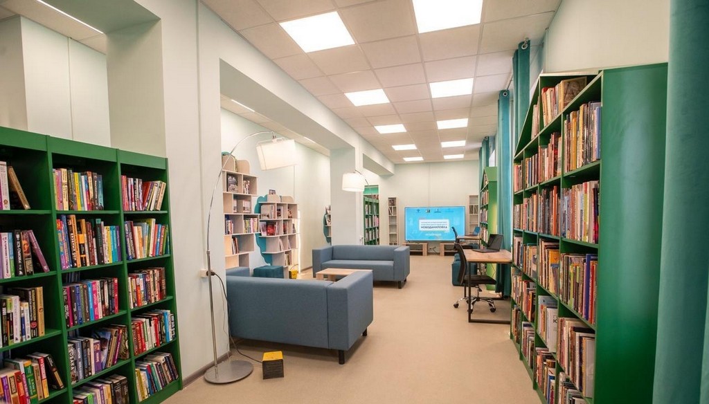 Книжный фонд библиотеки Дома культуры в селе Новоданиловка пополнился книгами, собранными библиотеками Красносельского района Санкт-Петербурга