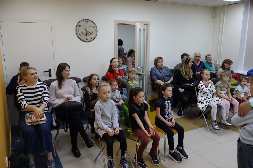 Спектакль «Ребята! Давайте жить дружно!» в исполнении юных артистов театра «Новый ТЮЗ»