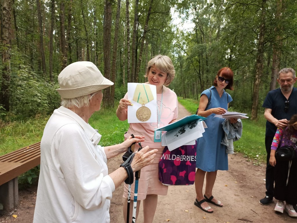 Уличная акция «Весь шар земной гордится Ленинградом»