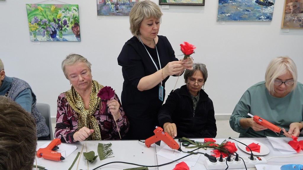 Мастер-класс «Цветы из гофрированной бумаги»